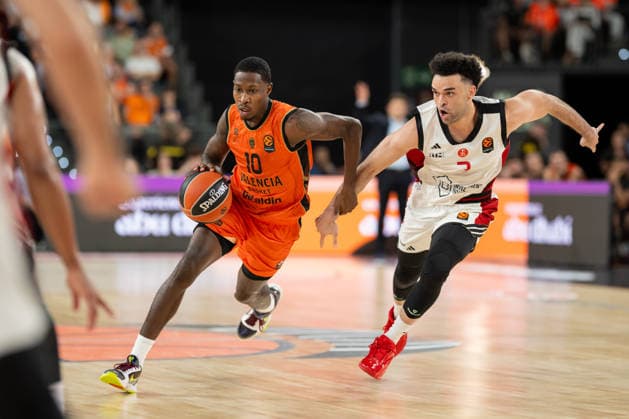 EuroLeague Round 4 match between Valencia Basket and Hapoel IBI Tel Aviv Omari Moore of Valencia Basket (L) and Elijah Bryant of Hapoel IBI Tel Aviv (R) in action during the EuroLeague Round 4 match between Valencia Basket and Hapoel IBI Tel Aviv at Roig Arena, (Valencia ) on October 08, 2026. Copyright: xVicentexVidalxFernandezx