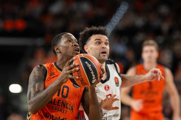 EuroLeague Round 4 match between Valencia Basket and Hapoel IBI Tel Aviv Omari Moore of Valencia Basket (L) and Elijah Bryant of Hapoel IBI Tel Aviv (R) in action during the EuroLeague Round 4 match between Valencia Basket and Hapoel IBI Tel Aviv at Roig Arena, (Valencia ) on October 08, 2026. Copyright: xVicentexVidalxFernandezx