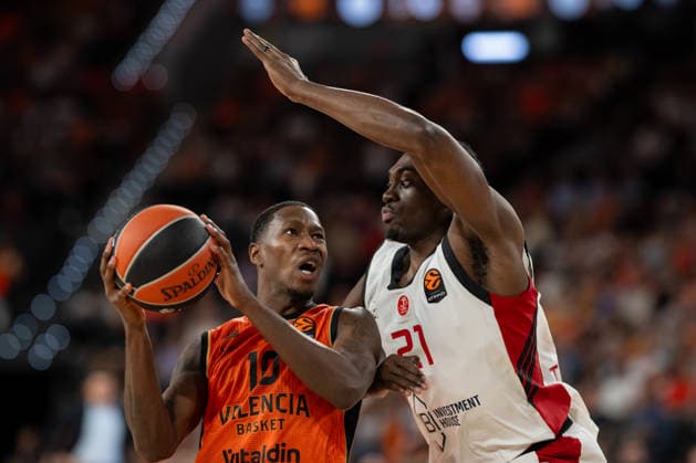 EuroLeague Round 4 match between Valencia Basket and Hapoel IBI Tel Aviv Omari Moore of Valencia Basket (L) and Tai Odiase of Hapoel IBI Tel Aviv (R) in action during the EuroLeague Round 4 match between Valencia Basket and Hapoel IBI Tel Aviv at Roig Arena, (Valencia ) on October 08, 2026. Copyright: xVicentexVidalxFernandezx