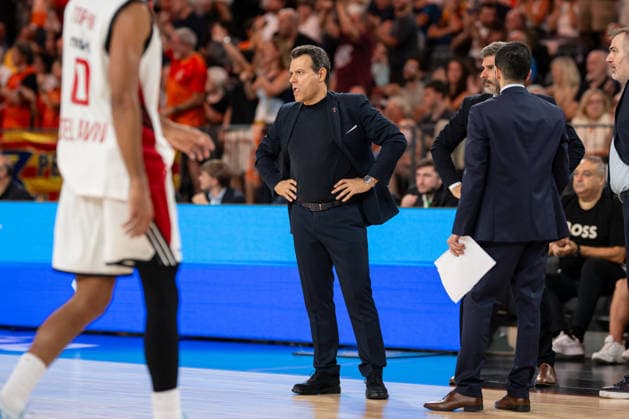 EuroLeague Round 4 match between Valencia Basket and Hapoel IBI Tel Aviv Dimitris Itoudis coach of Hapoel IBI Tel Aviv in action during the EuroLeague Round 4 match between Valencia Basket and Hapoel IBI Tel Aviv at Roig Arena, (Valencia ) on October 08, 2026. Copyright: xVicentexVidalxFernandezx