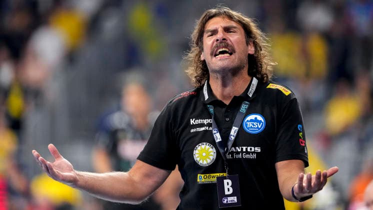 Sebastian Hinze (Trainer, Cheftrainer, ThSV), gibt Anweisungen, gestikuliert, mit den Armen gestikulieren, Einzelbild, Einzelfoto, Aktion, Action, 08.10.2026, Mannheim (Deutschland), Handball, Bundesliga, Rhein-Neckar Löwen - ThSV Eisenach
