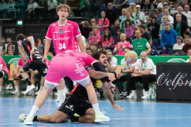 Handball, HBL2: SC DHfK Leipzig - TuS N-Lübbecke; 08.10.2026 Max Santos (4, TuS N-Lübbecke) wird zu Boden gebracht, Anton Voß (34, SC DHfK Leipzig) beobachtet die Szene. Handball, 2. Bundesliga, Saison 2026 2027, 7. Spieltag: SC DHfK Leipzig vs. TuS N-Lübbecke am 08.10.2026 in der Quarterback Immobilien Arena Leipzig. Copyright: xBEAUTIFULxSPORTS JanxKaeferx