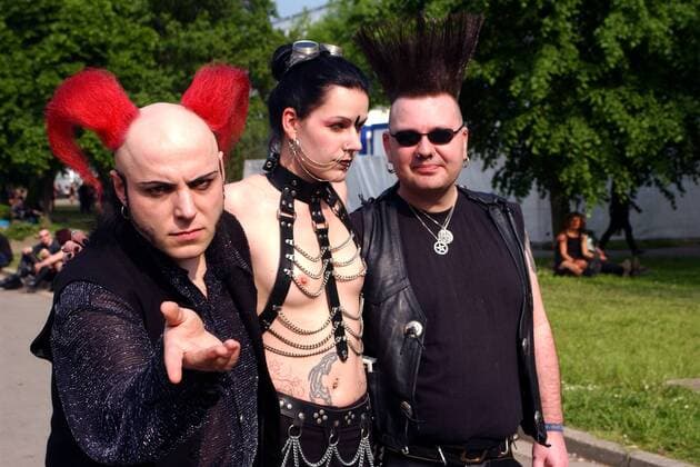 Sänger Bruno Kramm (li., GER Das Ich) mit Freunden beim Wave-Gotik-Treffen in Leipzig