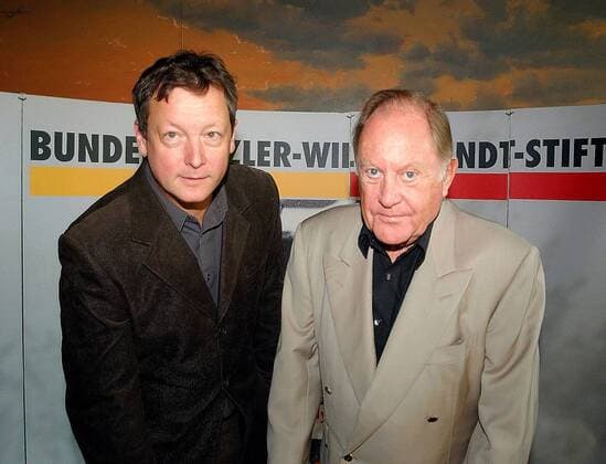Schauspieler Matthias Brandt (li., Willy Brandts jüngster Sohn) und Schriftsteller Hermann Schreiber (beide GER) anlässlich der Präsentation des Buches -Kanzlersturz: Warum Willy Brandt zurücktrat- von Hermann Schreiber im Rathaus Schöneberg