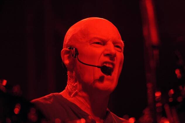Schlagzeuger Chris Slade (GBR ASIA) ganz energisch während eines Konzerts in der Elserhalle München