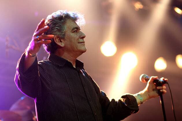 Sänger Dan McCafferty (GBR Nazareth) genießt die Atmosphäre während eines Konzerts in Bendorf