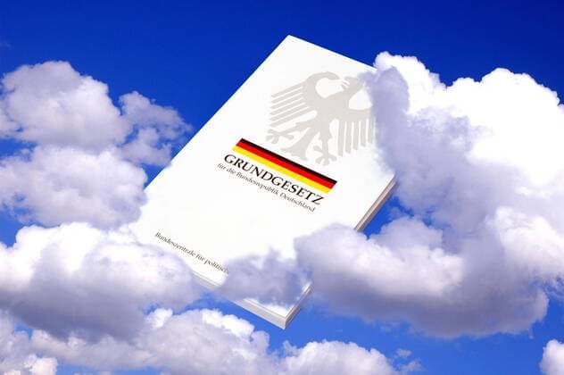 Grundgesetz der Bundesrepublik Deutschland schwebt hoch in den Wolken