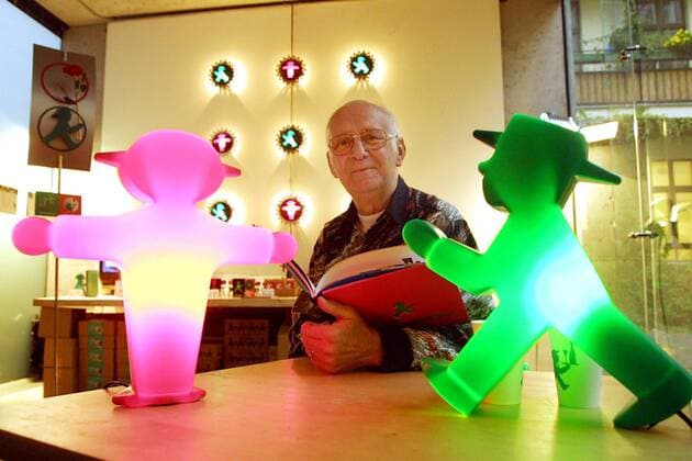 Verkehrspsychologe Karl Peglau (GER Erfinder des DDR-Ampelmännchens) hinter zwei Ampelmännchen-Leuchtfiguren in Berlin