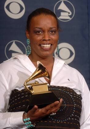 Sängerin Dianne Reeves (USA) mit ihrem Grammy anlässlich der 48. Grammy Awards in Los Angeles  lap20060208560