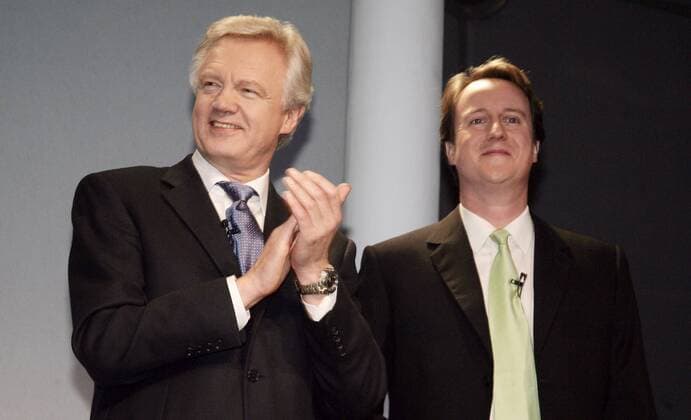 Wahlsieger David Cameron (re.) während einer Pressekonferenz zur gewonnenen Wahl zum Parteivorsitzenden der Tories mit seinem Rivalen David Davis (beide GBR Tory) - London -  (lon2005120605)