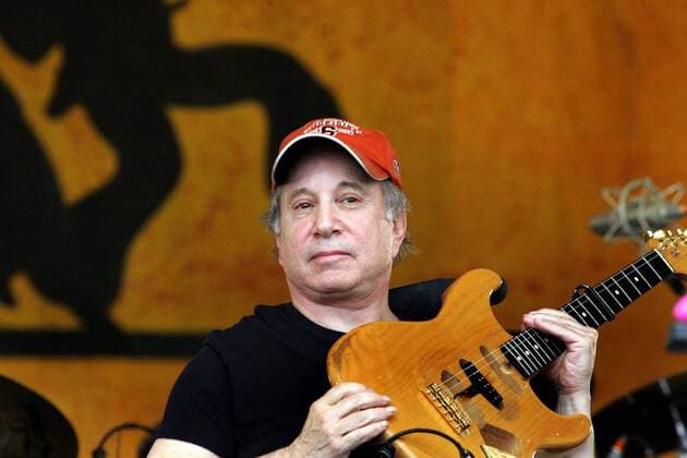 Sänger Paul Simon (USA) während eines Konzerts anlässlich des New Orleans Jazz & Heritage Festivals in New Orleans  (nop20060507111_001)