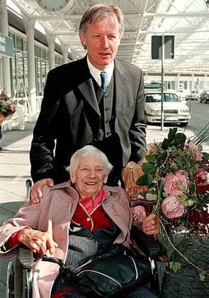 TV-Pfarrer Jürgen Fliege (GER) holt Emilie Schindler (GER Witwe von Oscar Schindler) am Flughafen ab