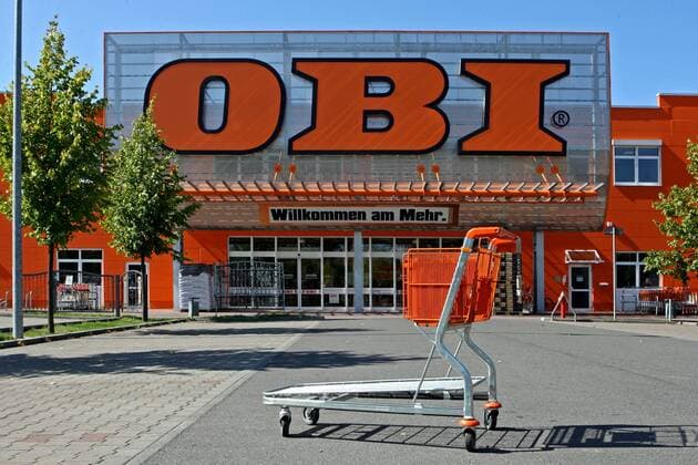 Einkaufswagen vor einer OBI-Filiale in Leipzig