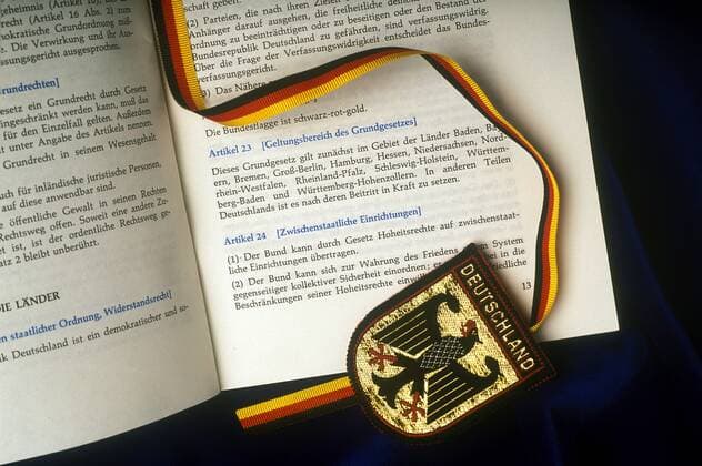 Grundgesetz der Bundesrepublik Deutschland mit Wappen