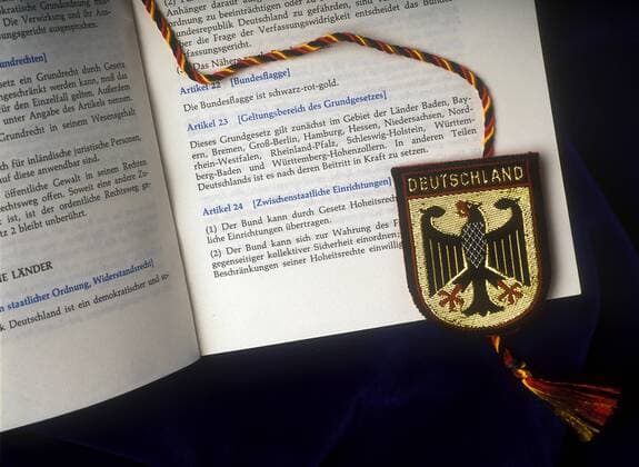 Grundgesetz der Bundesrepublik Deutschland mit Wappen