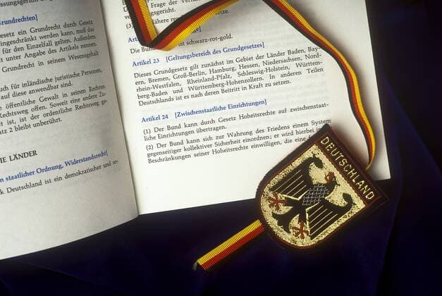 Grundgesetz der Bundesrepublik Deutschland mit Wappen