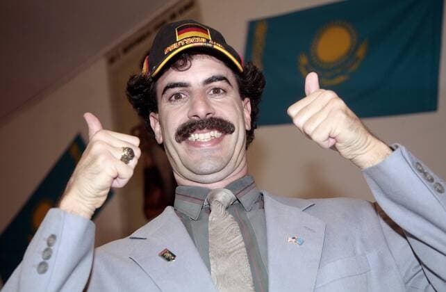 Schauspieler Sacha Baron Cohen (GBR) mit einem Deutschland-Basecap während der Premiere des Films - Borat - in Köln