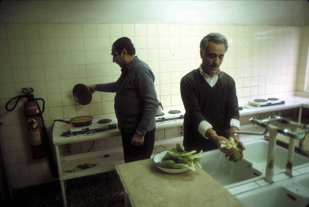Gastarbeiter aus der Türkei - beschäftigt in den Opel-Werken Rüsselsheim - kochen gemeinsam in der Wohnheimküche