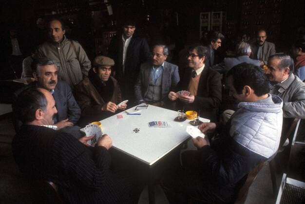 Männer spielen Karten in einem türkischen Cafe in Frankfurt Main