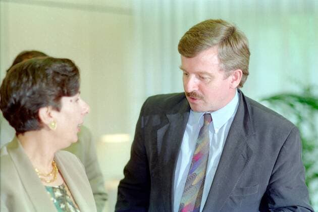 Bundeswirtschaftsminister Jürgen W. Möllemann (GER FDP) und Hanan Aschrawi (PLE Offizielle Sprecherin der der palästinensischen Delegation im Nahost Friedensprozess) in Bonn