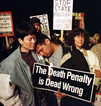 Nancy Otto (re., Gegnerin der Todesstrafe) auf einer Demonstration in San Quentin -  (SXP9605030120383-190)