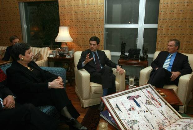 V.l.n.r.: Hanan Ashrawi (PLE Abgeordnete des palästinensischen Parlaments), Außenminister David Miliband (GBR) und Tony Blair (GBR Sonderbeauftragter des Nahost-Quartetts) anlässlich eines Treffens in Jerusalem  (Wax20071118304)