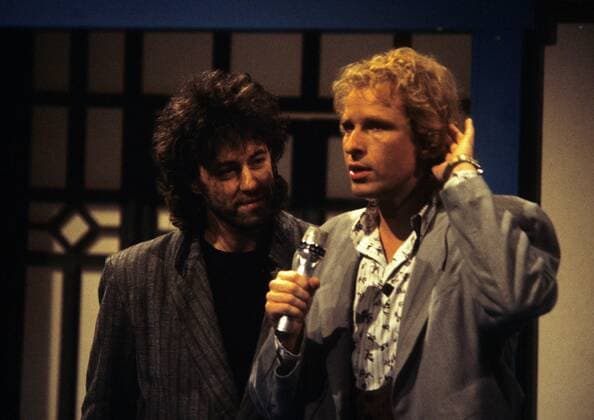 Moderator Thomas Gottschalk mit Sänger Bob Geldof (li.) während seiner Fernsehshow - Na, sowas!