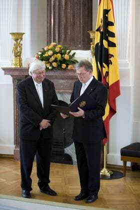 Bundespräsident Horst Köhler (re., Deutschland CDU) verleiht Gerhard Ertl (Nobelpreisträger Chemie) das Bundesverdienstkreuz in Berlin