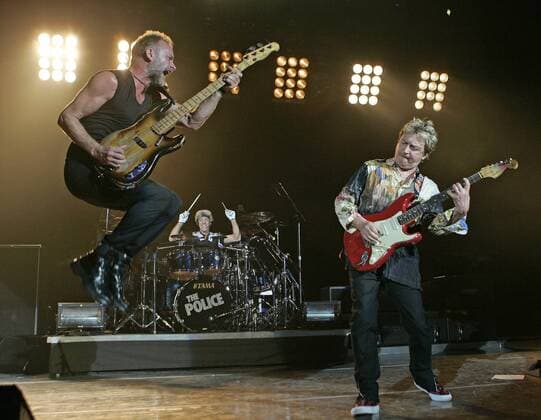 Sänger Sting (li.), Schlagzeuger Steward Copeland und Gitarrist Andy Summers (The Police) während eines Konzerts in West Palm Beach -  (WPB20080517714)