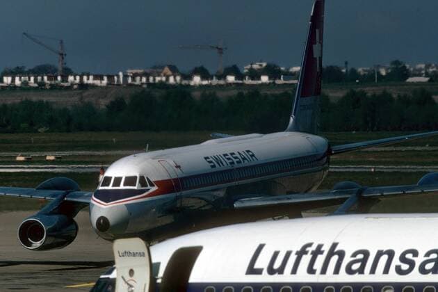 Flugzeug der Lufthansa vor einem Flugzeug der Swissair auf dem Flughafen von Hamburg