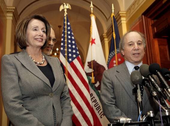 Nancy Pelosi (USA Sprecherin Repräsentantenhaus) und Sänger Paul Simon während einer Pressekonferenz in Washington DC -  (WAPG2009031119)