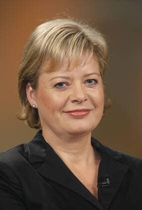 Gesine Lötzsch (Stellvertretende Vorsitzende der Bundestagsfraktion der Partei Die Linke) in der Talk-Show Anne Will am 08.11.2009 in Berlin Thema der Sendung: 20 Jahre Mauerfall - Deutschland einig Vaterland?