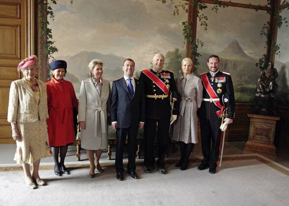 Prinzessin Astrid von Norwegen ist tot ITAR-TASS 84: OSLO, NORWAY. APRIL 26, 2010. Princess Astrid Mrs Ferner, Queen Sonja, Svetlana Medvedeva, Russia s President Dmitry Medvedev, King Harald, Crown Princess Mette-Marit and Crown Prince Haakon (L-R) pose for a group photo at Royal Castle.  Highlight S008097D
