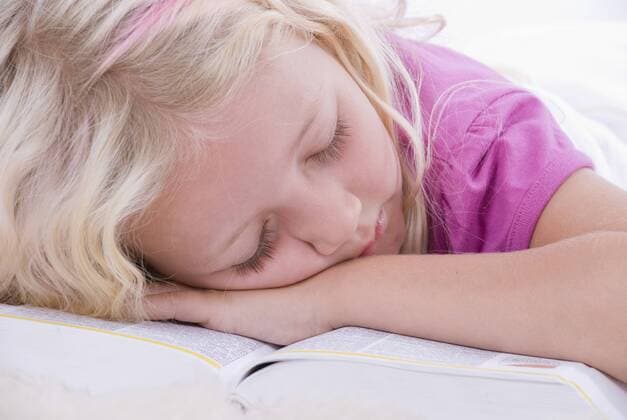 kleines Maedchen ist ueber einem aufgeschlagenen Buch eingeschlafen girl sleeps on a open book BLWS241296