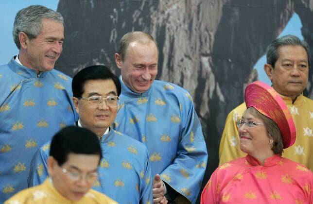 ITAR-TASS 100: HANOI, VIETNAM. NOVEMBER 19. US President George W. Bush, Russian President Vladimir Putin, Thai Prime Minister Surayud Chulanot (back row, from L); Chinese President Hu Jintao, Chilean President Michelle Bachelet (middle row, from L) listen to Vietnamese President Nguyen Minh Triet (foreground L) read a declaration by APEC leaders at the conclusion of the annual Asia-Pacific Economic Cooperation summit in Hanoi.  384471