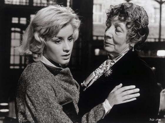 KPA89774.jpg BLICK ZURÜCK IM ZORN Look Back in Anger UK 1958 Tony Richardson Alison Porter (MARY URE), Mrs.Tanner (EDITH EVANS) BOX rights=RM UnitedArchives89774