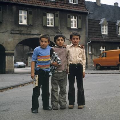 Siebziger Jahre, türkische Gastarbeiterkinder, drei Jungen posieren vor der Bergarbeitersiedlung Schüngelberg in Gelsenkirchen-Buer, Ruhrgebiet, Nordrhein-Westfalen