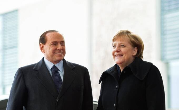 Begrüßung mit militärischen Ehren: Bundeskanzlerin Angela MERKEL begrüßt Silvio BERLUSCONI Staatsbesuch des italienischen Ministerpräsidenten im Bundeskanzleramt in Berlin am 12.01.2011.