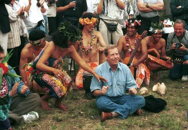 Czech president Vaclav Havel meets native Rapanui inhabitants during his visit to Easter Island on September 22, 1996. CTK Photo Michal Krumphanzl  CTKPhoto00190017