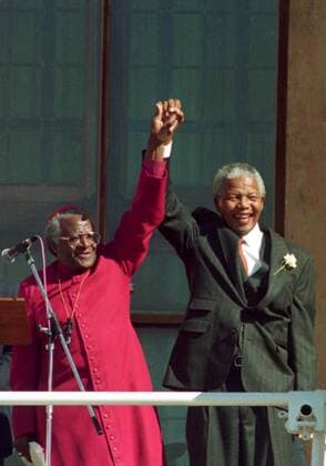 IMAGO History, Ende der Apartheid in Südafrika: 1990-1994 Mandela at Grand parade CAPE TOWN, SOUTH AFRICA - 11 May 1994: Archbishop Desmond Tutu introduces Nelson Mandela to the crowd at the City Hall, Cape Town, after he was elected State President. ( Gallo999188
