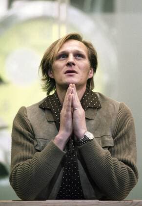 Friedrich, Georg (Schauspieler). Hier: Als Taxifahrer in Vater unser , Premiere am 25.02.2004 in der Volksbühne am Rosa-Luxemburg-Platz Berlin. ©xDRAMA.