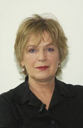 Antje Kunstmann Verlegerin Antje Kunstmann hat sich in einer Männerdomäne erfolgreich behauptet. In diesem Jahr feiert ihr Verlag den 30. Geburtstag. Mit einem kleinen, aber feinen Programm konnte er in einer von Fusion und Konzentration gekennzeichneten Branche überleben. 1976 gründete Antje Kunstmann mit einem Kollegen ihr eigenes Unternehmen, damals noch als Frauenverlag . Inspiriert von der 68er Bewegung publizierten sie vom Karl Marx Comic bis bin zu Frauen befreien sich Bücher Die Klosterschülerin, Jahrgang 1949, studierte Pädagogik in Frankfurt und München. Nach dem Examen 1971 übernahm sie ihren ersten Verlagsjob und betreute die Buchreihe Materialien zur Frauenemanzipation . Fünf Jahre später gründete sie ihren eigenen Verlag, der rund 30 Buch- und fünf Hörbuchtitel pro Jahr auf den Markt bringt. Zu den größten kommerziellen Erfolgen im Sachbuchbereich gehörte Donata El