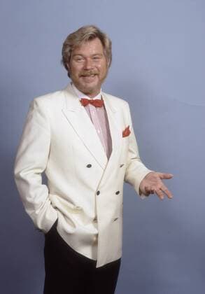 Peter Petrel 04 85 geue Mann Musik Schlager blond Bart Schnäuzer seriös Jackett weiß hoch halb stehend gestikulierend lächelnd