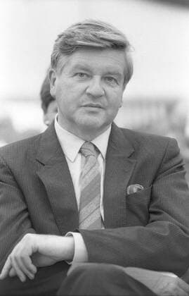 Prof. Hans Maier (Politiker) 06 85 haef Prof. Hans Maier im Juni 1985 Mann Deutschland deutsch Deutscher Politik CSU Politikwissenschaft Politikwissenschaftler Wissenschaftler Bayern bayrischer german historian scientist hoch halb Portrait lächelnd sw