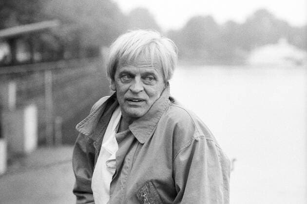 Klaus Kinski (Schauspieler) 10 85 vZ Klaus Kinski im Oktober 1985 in Hamburg Deutschland deutsch Deutscher Mann Schauspiel TV Fernsehen Film Kino Autor grauhaarig weisshaarig kurzhaarig leger Jacke Hemd quer Portrait halb stehend draußen neutral sw