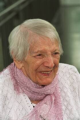 Emilie Schindler (Witwe von Oskar Schindler) 07 01 her Frau Witwe von Oskar Schindler Industrieller retteten gemeinsam im zweiten Weltkrieg mehr als 1.200 Juden vor dem Holocaust verfilmt Film Kinofilm Kino Schindlers Liste weisshaarig kurzhaarig leger Strickjacke weiss Tuch Schal sitzend Portrait hoch lächelnd zur Seite schauend Fototermin Emilie Schindler am 14.07.2001 in Berlin Farbnegativ