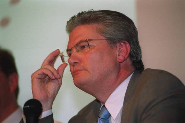 Sigmund Gottlieb (Journalist) 08 02 thg Mann Journalist Journalismus TV Fernsehen TV-Chefredakteur beim Bayrischen Rundfunk Bayrischer Rundfunk Tagesthemen-Kommentator Kommentation Moderation grauhaarig kurzhaarig Brille seriös Jackett Hemd Krawatte sitzend Saal Halle Portrait quer zur Seite schauend Halbprofil aufstützend Hand an der Brille sie zurechtrückend Mikrophon Froschperspektive Vortragsveranstaltung Liberales Netzwerk am 26.08.2002 in der Ravensberger Spinnerei (RaSpi) in Bielefeld