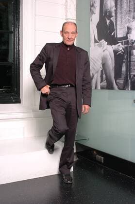 Michael Mendl (Schauspieler) 08 05 her Mann Schauspiel Schauspieler Film TV Fernsehen grauhaarig kurzhaarig Halbglatze seriös schwarzer Anzug Hemd hoch Hochformat ganz neutral stehend rechter Fuß auf Stufe weiße türkise Wand Bild schwarzer Fußboden Fototermin zum ARD-Film Hengstparade am 23.08.2005 in Hamburg