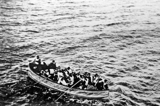 Am 15. April 2012 jährt sich zum 100. Mal der Untergang der Titanic - Am frühen Morgen des 15. April 1912 wurden kurz vor 0:30 Uhr auf der RMS Carpathia die ersten per Funk übermittelten Notrufsignale der Titanic empfangen. Gegen 4:00 Uhr erreichte die Carpathia als erstes Schiff die Unglücksstelle und nahm kurze Zeit später die ersten Überlebenden an Bord. Rettungsboot der Titanic