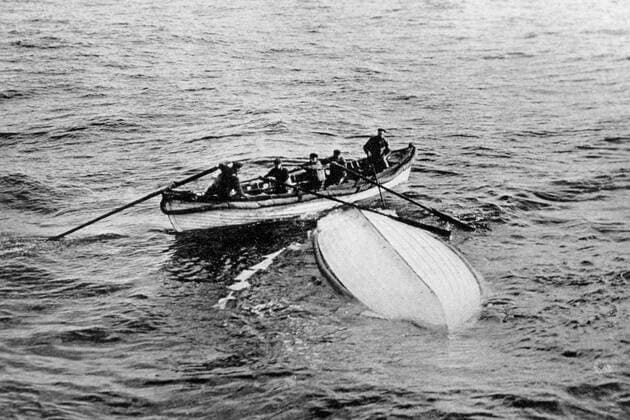 Am 15. April 2012 jährt sich zum 100. Mal der Untergang der Titanic - Am frühen Morgen des 15. April 1912 wurden kurz vor 0:30 Uhr auf der RMS Carpathia die ersten per Funk übermittelten Notrufsignale der Titanic empfangen. Gegen 4:00 Uhr erreichte die Carpathia als erstes Schiff die Unglücksstelle und nahm kurze Zeit später die ersten Überlebenden an Bord. Gekentertes Rettungsboot der Titanic